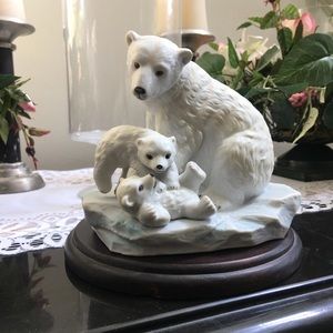 Collectable polar bear with wooden vase included